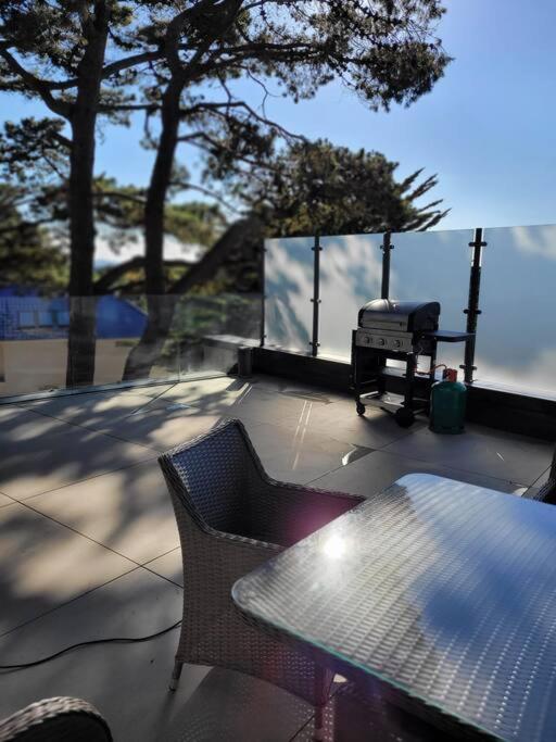 Luxury 3 Bed Flat With Large Terrace, Sea Views And Hot Tub Apartment Canford Cliffs Exterior photo