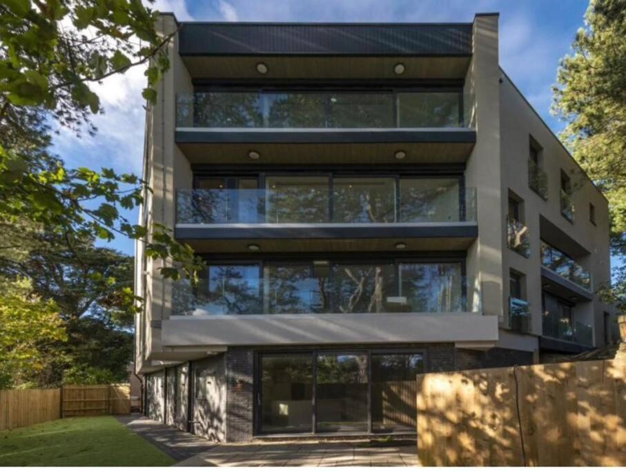 Luxury 3 Bed Flat With Large Terrace, Sea Views And Hot Tub Apartment Canford Cliffs Exterior photo