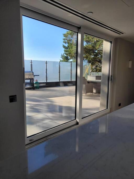 Luxury 3 Bed Flat With Large Terrace, Sea Views And Hot Tub Apartment Canford Cliffs Exterior photo
