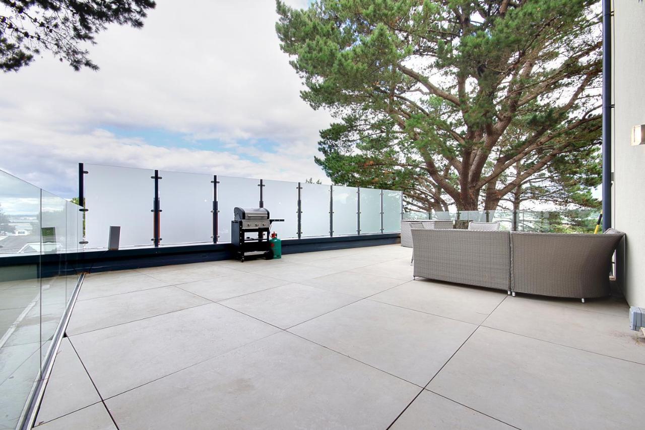 Luxury 3 Bed Flat With Large Terrace, Sea Views And Hot Tub Apartment Canford Cliffs Exterior photo