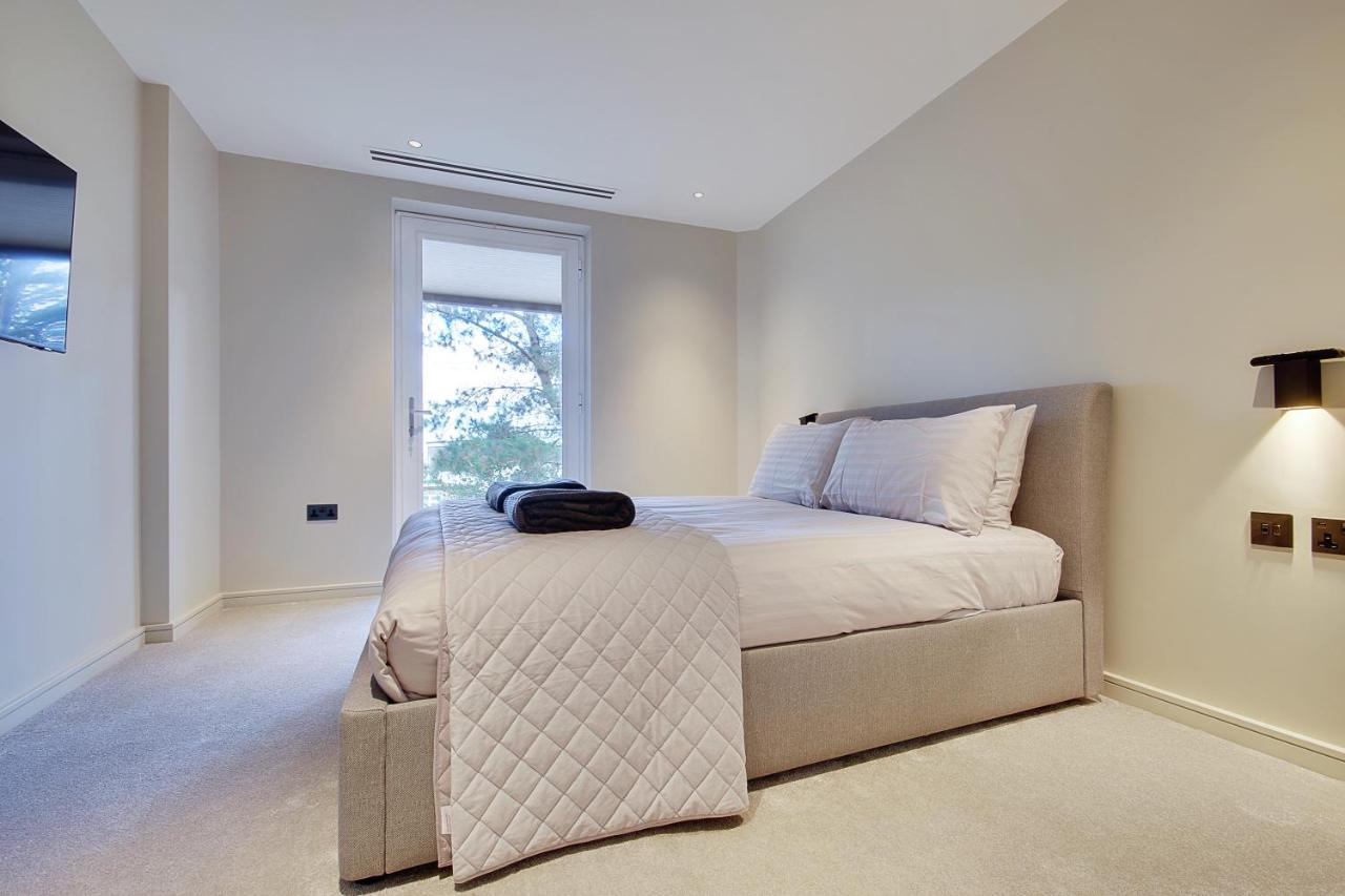 Luxury 3 Bed Flat With Large Terrace, Sea Views And Hot Tub Apartment Canford Cliffs Exterior photo