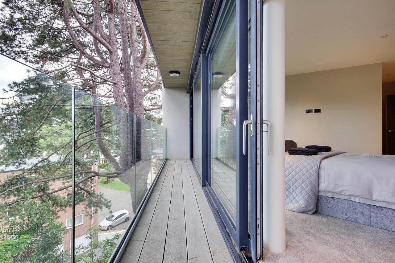 Luxury 3 Bed Flat With Large Terrace, Sea Views And Hot Tub Apartment Canford Cliffs Exterior photo