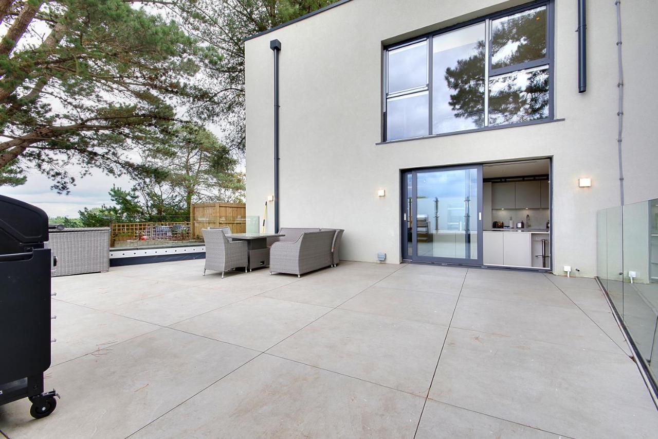 Luxury 3 Bed Flat With Large Terrace, Sea Views And Hot Tub Apartment Canford Cliffs Exterior photo