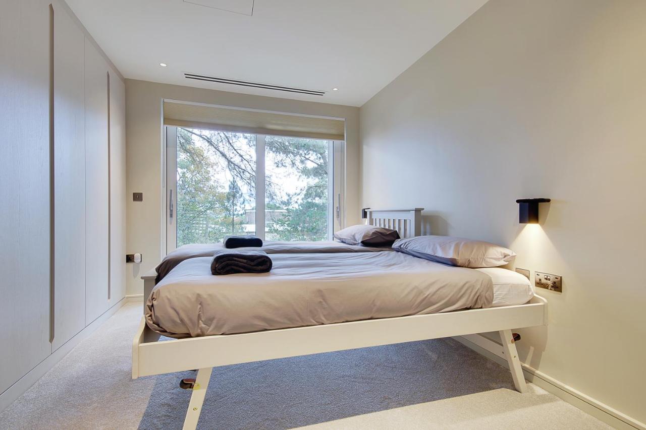 Luxury 3 Bed Flat With Large Terrace, Sea Views And Hot Tub Apartment Canford Cliffs Exterior photo