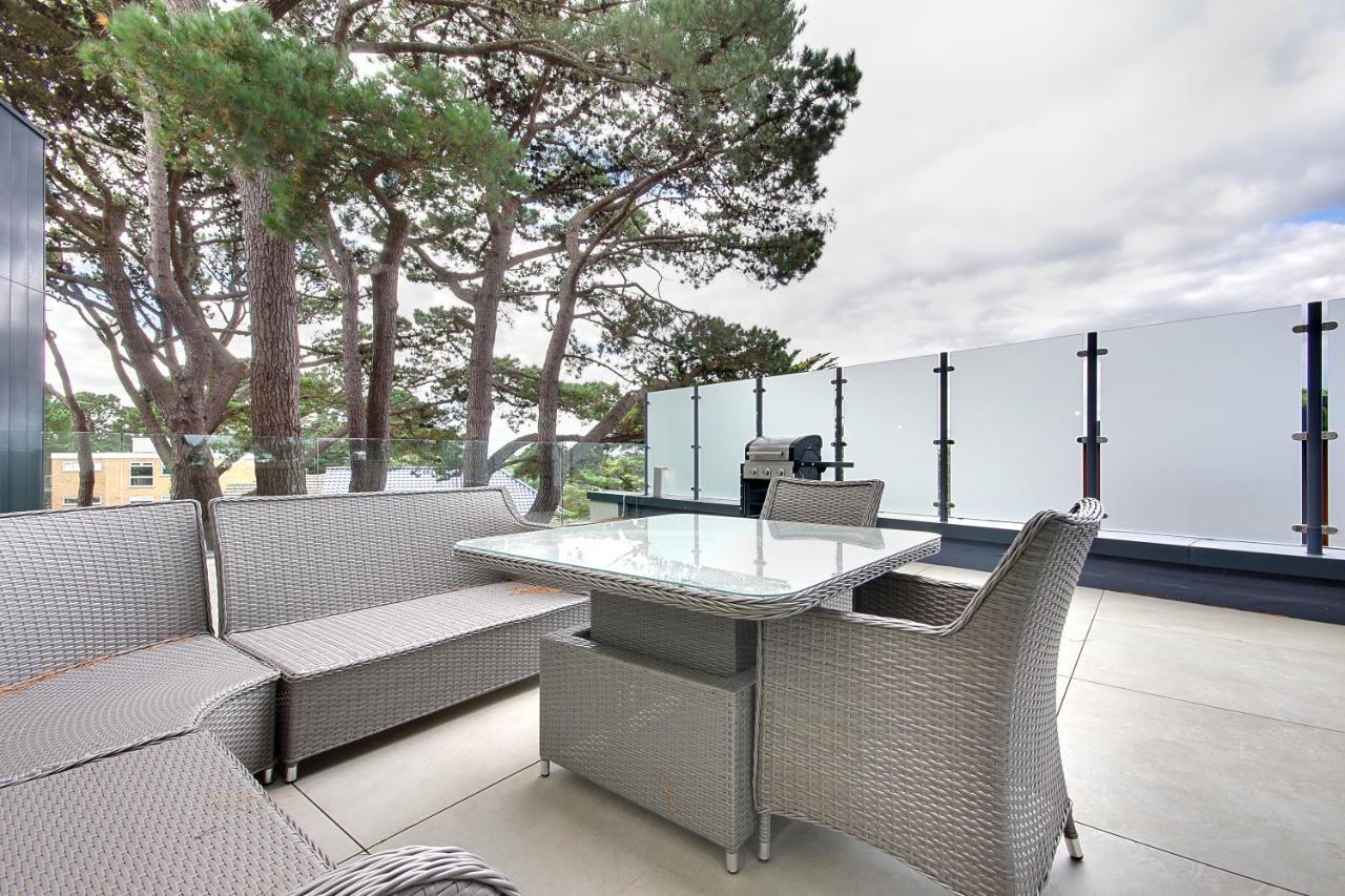 Luxury 3 Bed Flat With Large Terrace, Sea Views And Hot Tub Apartment Canford Cliffs Exterior photo